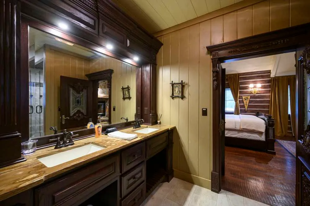 Kings Crossing Manor