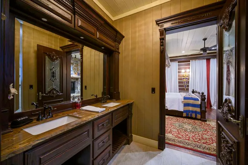 Kings Crossing Manor